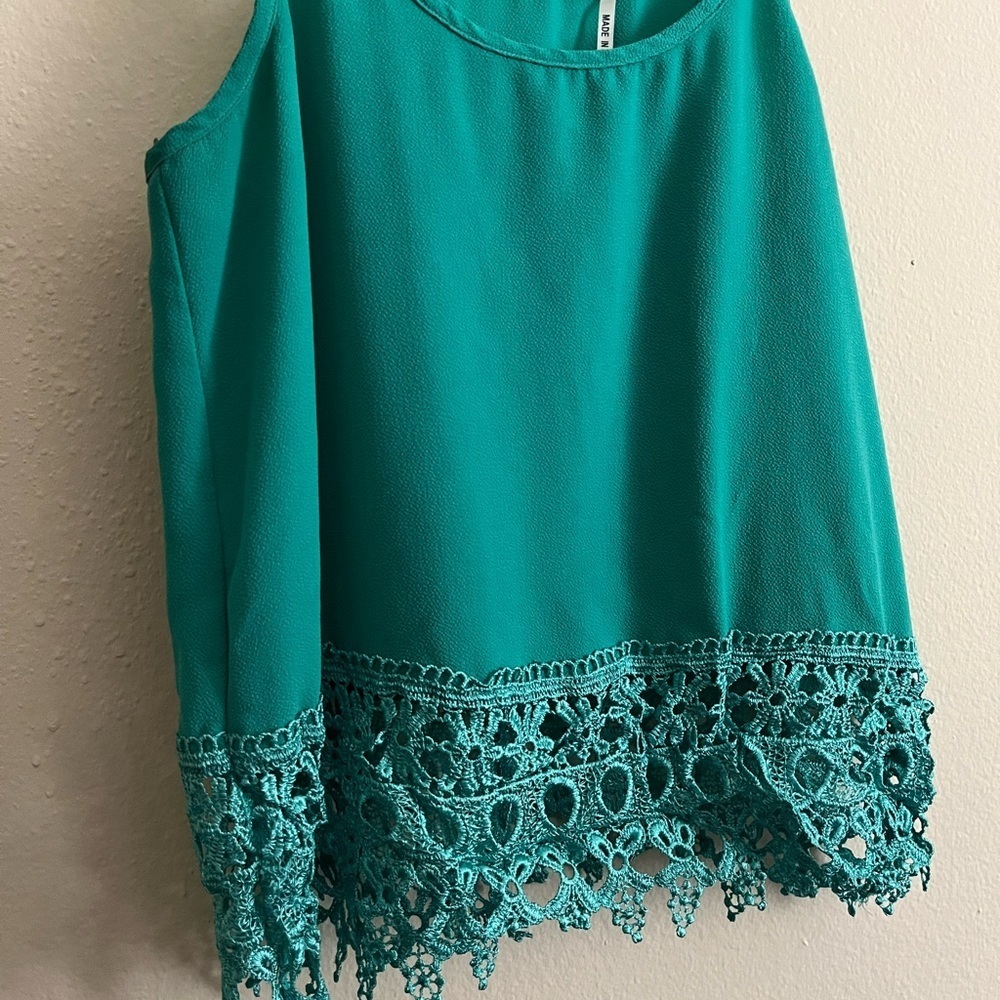 Cropped Tank - Picture 2 of 9
